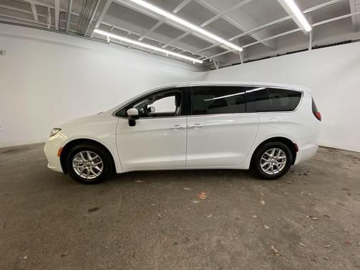 Bright White Clearcoat 2023 Chrysler Pacifica Touring L