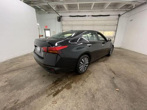 Super Black 2025 Nissan Altima SV FWD