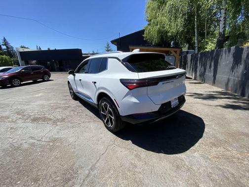 Summit White 2024 Chevrolet Equinox EV 2LT