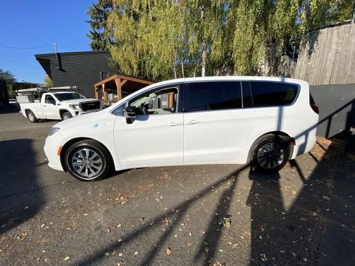Bright White Clearcoat 2024 Chrysler Pacifica Hybrid Select