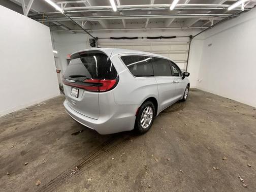 Silver Mist Clearcoat 2024 Chrysler Pacifica Touring L