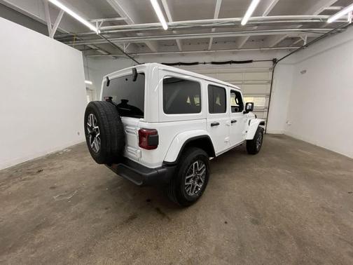 2025 Jeep Wrangler 4-Door Sahara 4x4
