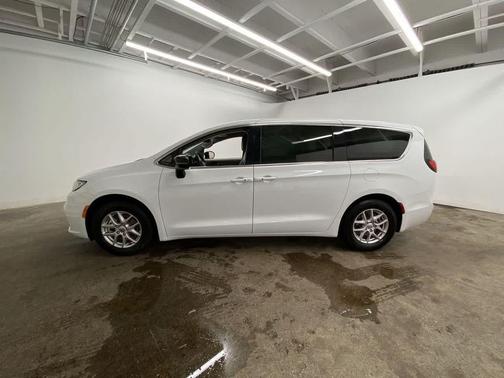 Bright White Clearcoat 2024 Chrysler Pacifica Touring L
