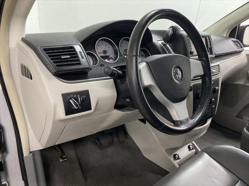 2010 Volkswagen Routan SE