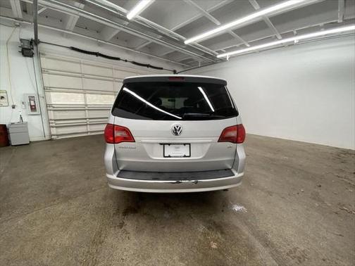 2010 Volkswagen Routan SE