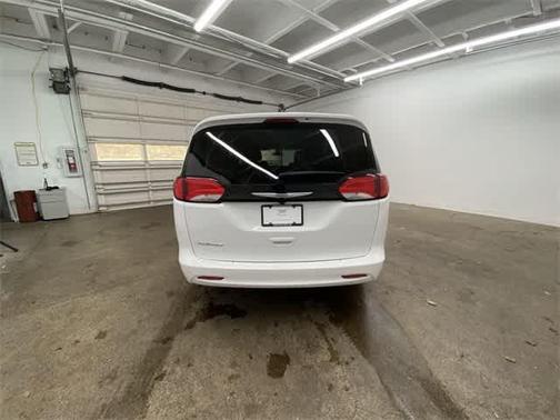 2022 Chrysler Voyager LX