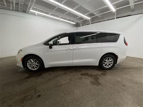 2022 Chrysler Voyager LX