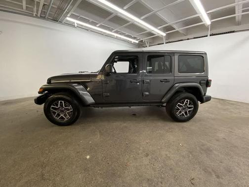 Granite Crystal Metallic Clearcoat 2025 Jeep Wrangler 4-Door Sahara 4x4