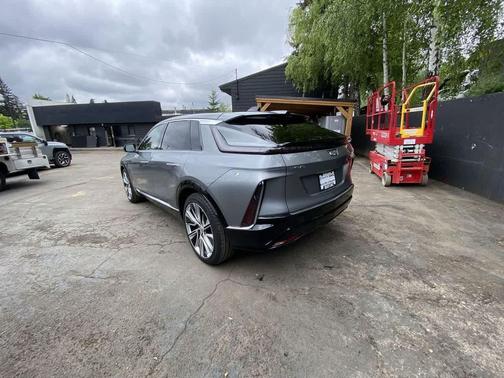 Argent Silver Metallic 2024 Cadillac LYRIQ Luxury