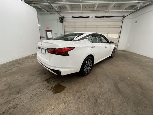 Glacier White 2025 Nissan Altima SV FWD