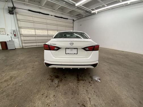 Glacier White 2025 Nissan Altima SV FWD