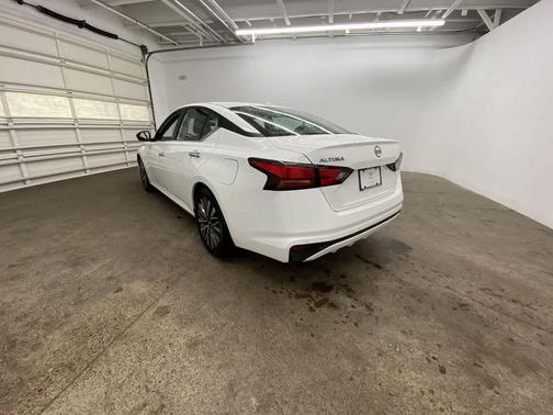 Glacier White 2025 Nissan Altima SV FWD