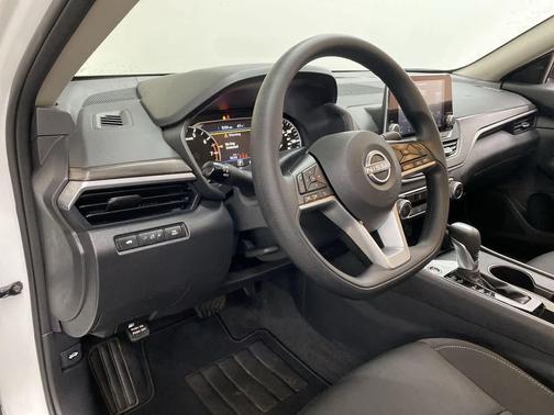 Glacier White 2025 Nissan Altima SV FWD