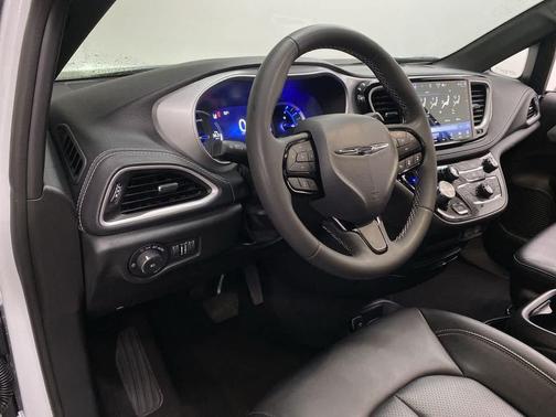 2024 Chrysler Pacifica Hybrid S Appearance Pkg