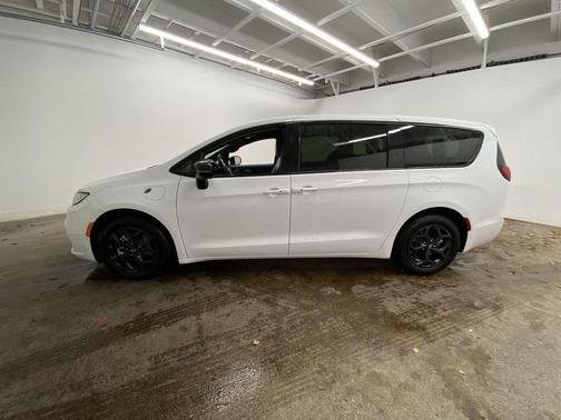2024 Chrysler Pacifica Hybrid S Appearance Pkg