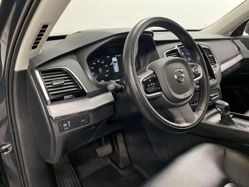 2022 Volvo XC90 T5 Momentum