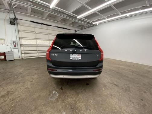 2022 Volvo XC90 T5 Momentum