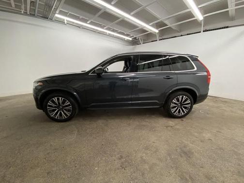2022 Volvo XC90 T5 Momentum