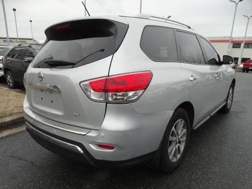 Photo 3 of 9 of 2015 Nissan Pathfinder SV
