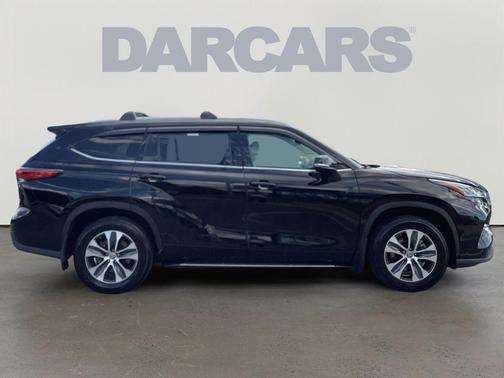 Midnight Black Metallic 2022 Toyota Highlander Hybrid XLE