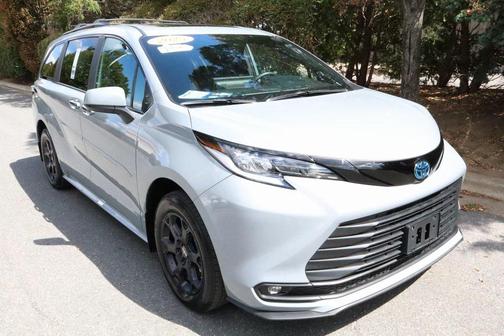 2025 Toyota Sienna Woodland Edition