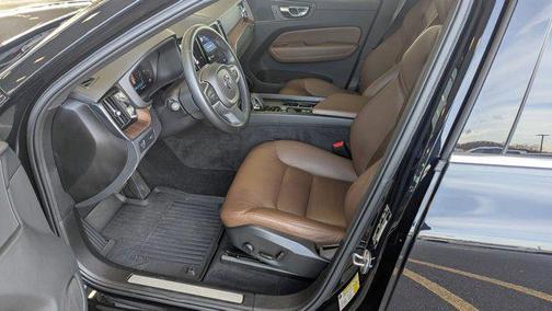 2022 Volvo XC60 B5 Momentum
