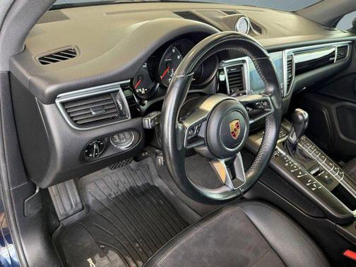 Night Blue Metallic 2018 Porsche Macan Macan