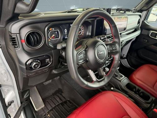 Silver Zynith Clearcoat 2024 Jeep Wrangler Rubicon 392