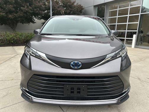 2023 Toyota Sienna XLE 8 Passenger