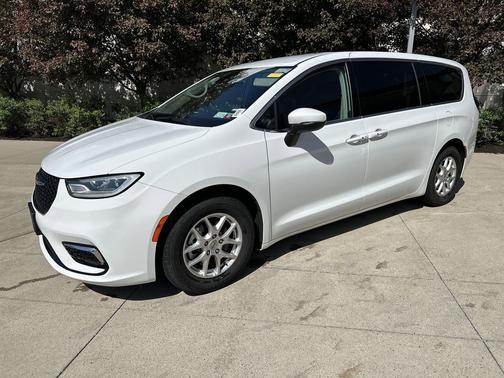 Bright White Clearcoat 2023 Chrysler Pacifica Touring L