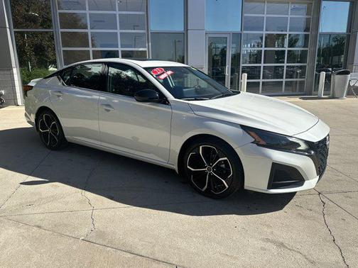 Pearl White Tricoat 2023 Nissan Altima SR FWD
