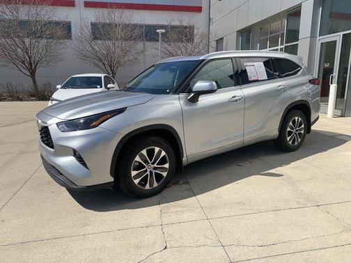 2022 Toyota Highlander Hybrid XLE