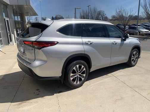 2022 Toyota Highlander Hybrid XLE
