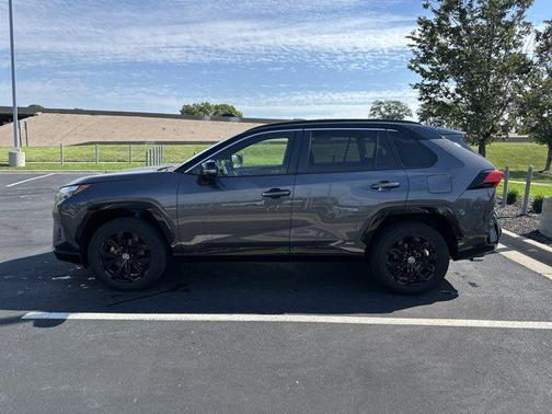 2022 Toyota RAV4 Hybrid SE
