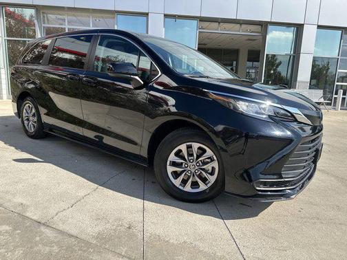 2023 Toyota Sienna LE