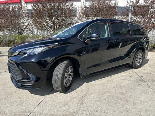 2023 Toyota Sienna LE