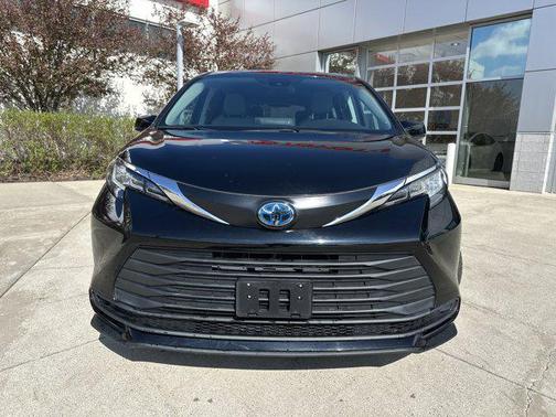 2023 Toyota Sienna LE