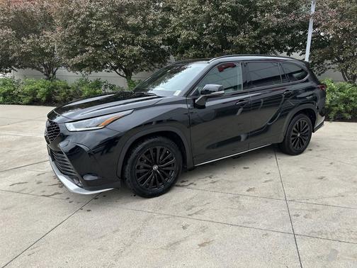 Midnight Black Metallic 2025 Toyota Highlander XSE