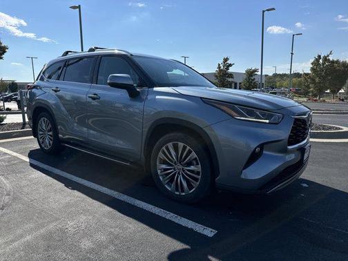 2022 Toyota Highlander Hybrid Platinum