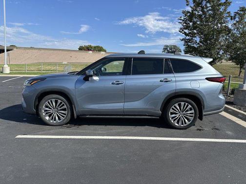 2022 Toyota Highlander Hybrid Platinum