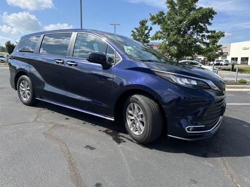2022 Toyota Sienna XLE 7 Passenger