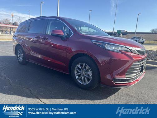 2022 Toyota Sienna LE