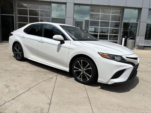 Super White 2020 Toyota Camry SE