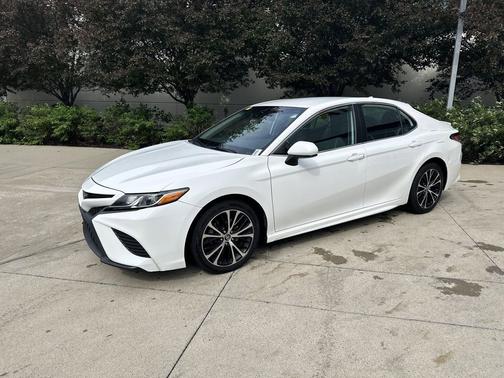 Super White 2020 Toyota Camry SE