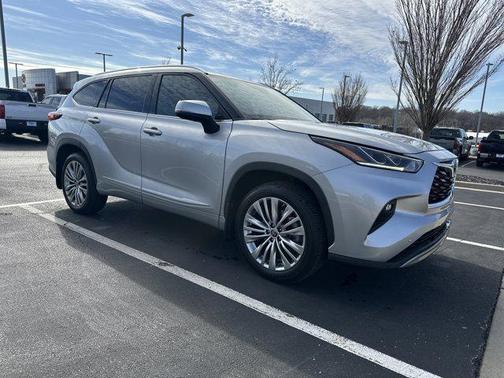 2022 Toyota Highlander Hybrid Platinum