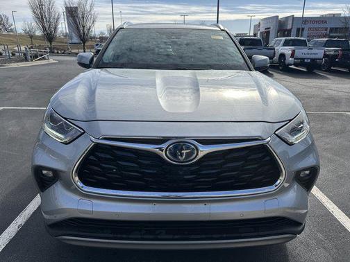 2022 Toyota Highlander Hybrid Platinum