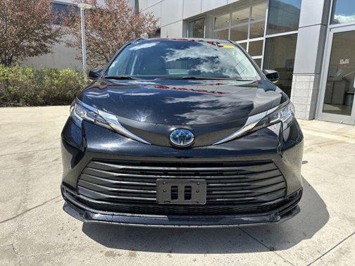2023 Toyota Sienna LE