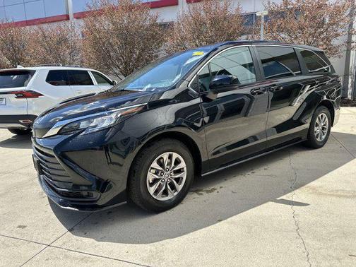 2023 Toyota Sienna LE