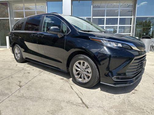 2023 Toyota Sienna LE