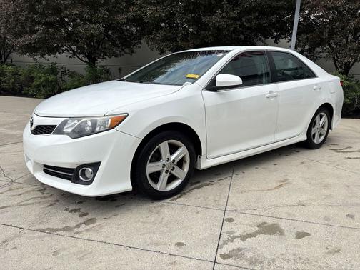 Super White 2012 Toyota Camry SE